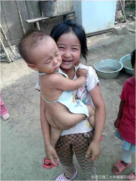 7��17�գ����������Є�(d��ng)���F(tu��n)�(du��)��η��(du��)��֧�̵ĺ��ӂ��M(j��n)���˼��L�����o���ӂ���ȥ�˺��ε�������һ���(du��)�T�f�����F(xi��n)�ڽK���˽⺢�ӂ�?y��u)�ʲô���t����߀�О�ʲô���С�С���֡���С�������@���ɽ·��ĺ��y�����еĺ����όW(xu��)ǰ߀���Ƚoţ��ݡ������D�ϵ�СŮ���mȻ���g����������ܵ��ѽ�(j��ng)ʮ�֋�����