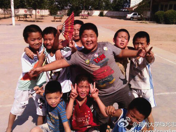 7��17�������ƻ����s�Q���룬��������ٿh�R��ƺ�l(xi��ng)��?j��ng)_С�W��ȭ��С꠆T����Ȼ�����ڵ��ž������������ڞ��������ݴ�W��΢�⡱־Ը�߈F��e�k�ĵ���ˇ�R�����ʂ���