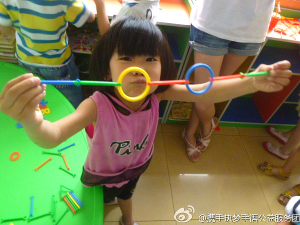 7��8����8��15�գ�ɽ�|������W(xu��)���y�ֈ�(zh��)��(m��ng)�����Z�������(w��)�F(tu��n)��ɽ�|�Ͳ��e�k�˞���37��Ĺ�����(d��ng)�������������؅^(q��)���L�@����ͯ�ļ�ͥ���˽Ⲣӛ��@����ͯ����ͽ�����r���_չ�o�ϵK���Z��Ӗ(x��n)�����D��ɽ�|ʡ�Ͳ��а��`����(f��)���ĵĺ��ӂ�չʾ�����Ą�(chu��ng)���ֹ���