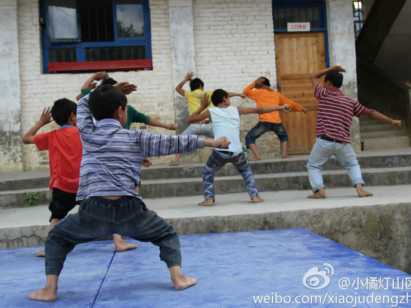 7��31������С�ٟ���ɽ�^(q��)���W(xu��)����֧�����ǭ����ؑ�S�h�����l(xi��ng)����С�W(xu��)����20���֧�̻�Ӽ����Y(ji��)���������������ҵ�Ͷ�뵽����ˇ�R�ݵĜ�(zh��n)���A�����D�麢�ӂ��ڞ�R���u�����ž���