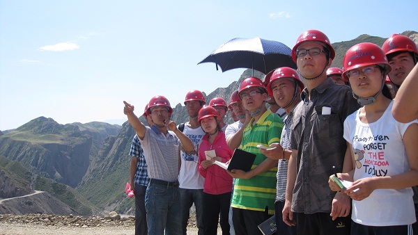 7��9�գ�ʯ���Ӵ�W(xu��)��������顱�F꠵ڶ���ǰ����˹����ˮ���м~�����������{(di��o)�п�˹����ˮ���м~���̵ĵ��|(zh��)��r���D��꠆T�����J�� ȡ�����ώ����v����