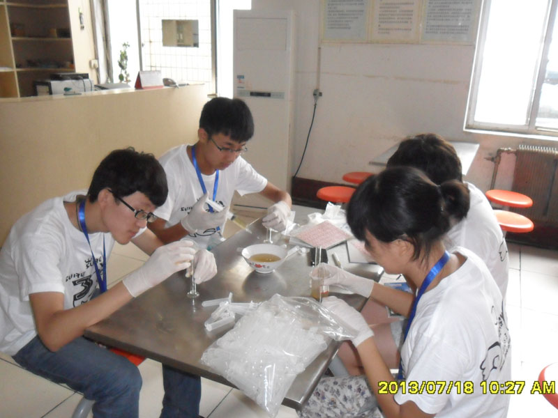 7��27�գ����ϴ�W(xu��)���YԴ�ɡ�����������`��꠵��_��һ�����`�ء����ĳ���꠆T���R��ͣ��ǰ����һ��ȡ���c�M��ȡ�ӹ������D��꠆T���ڌ�200ml�Ę�Ʒ�b�M20��С������ԇ��ƿ����