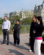 網(wǎng)友參觀晉陽湖　　晉陽湖項目原投資計劃為2.2億元，區(qū)域內(nèi)五座橋為景觀橋。為完善其功能，強化景觀提升效果，對部分項目進行了優(yōu)化、提升，包括將區(qū)域內(nèi)五座景觀橋改為市政橋并新增兩座市政橋。