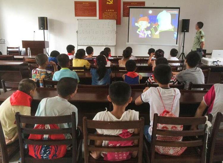 ־Ը����Ո(q��ng)���ą^(q��)�侯���(du��)��ǰ�����ٽoС���т���������ȫ֪�R(sh��)�v����