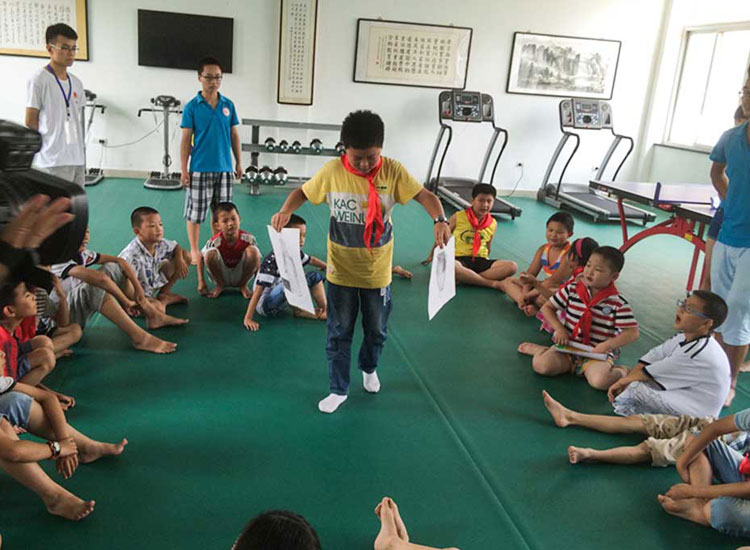 С���т���־Ը��չʾ�Լ��Ĳ�ˇ��