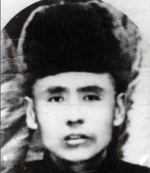 ���F÷��1893��1934�����������|����Ϫ��1931��10����Ѯ�����F÷�������|�������l(w��i)܊�����ڵ��|���P����ᶎr���f��һ�����(d��ng)��1932��3�£��|���񱊿��վȇ���(hu��)ί�����F÷��|�����x��܊��28·܊˾�1934��5��30���������F÷����͢�o���I(l��ng)�Ăα��°����(du��)���@��1934��9��28��ҹ�����F÷����܊�ٰ�񽵟oЧ�±�������1935�깲�a(ch��n)�h�l(f��)���ġ���һ���ԡ������Q���ǡ���ȇ������|������Ӣ�ۡ���1988�걻׷�J(r��n)�������ʿ��2014��9��1�գ������������������ĵ�һ��300����������Ӣ�Һ�Ӣ��Ⱥ�w�����