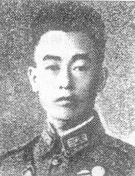 ����t��1905��9�������F��ʡ�󲨿h����1926���������S��܊�ٌW(xu��)У��5�ڲ����ƌW(xu��)��(x��)��1937�꣬����t�����ʲ�������������������(zh��n)��ؓ(f��)؟(z��)���ؼζ�һ�������˔��˶���M(j��n)������������(zh��n)�󣬗���t�����ʲ��D(zhu��n)�Ƶ����֮����(zh��n)���_ʼ�Γ��������܊�{(di��o)����(y��u)�ݱ�����������t�c������ʿ�����ڽ��u�I(l��ng)������t��������ʿ���c��܊����(zh��n)������ҹ�� 1939��2�£�����t�����ʲ�������𣨲����䣨������·������܊�������Ď��F(tu��n)����(zh��n)�У����ұ���������������ѳ����