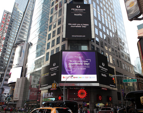 環(huán)球網(wǎng)在紐約時代廣場送出2015中國記者節(jié)祝福。