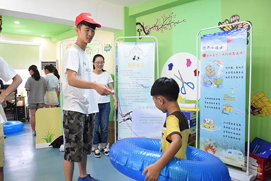 溫州大學(xué)夢(mèng)夕陽(yáng)暑期社會(huì)實(shí)踐隊(duì)走進(jìn)社區(qū)開(kāi)展暑期安全版趣味運(yùn)動(dòng)會(huì)。