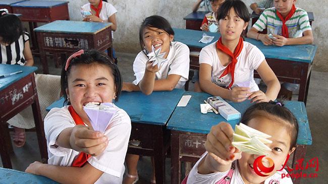 ���ϿƼ���W��һ��һ·���x��֧���c���ʷ�ؚ�{�Ќ��`�F��������ꖿh��¹ɽ�(zh��n)�u�ŸG���_չ�x��֧�̺ͷ�ؚ�{�У�־Ը�߽o���ӂ��_�O�ֹ��n�ã��D�麢�ӂ�չʾ�ֹ���Ʒ�����F��ṩ��