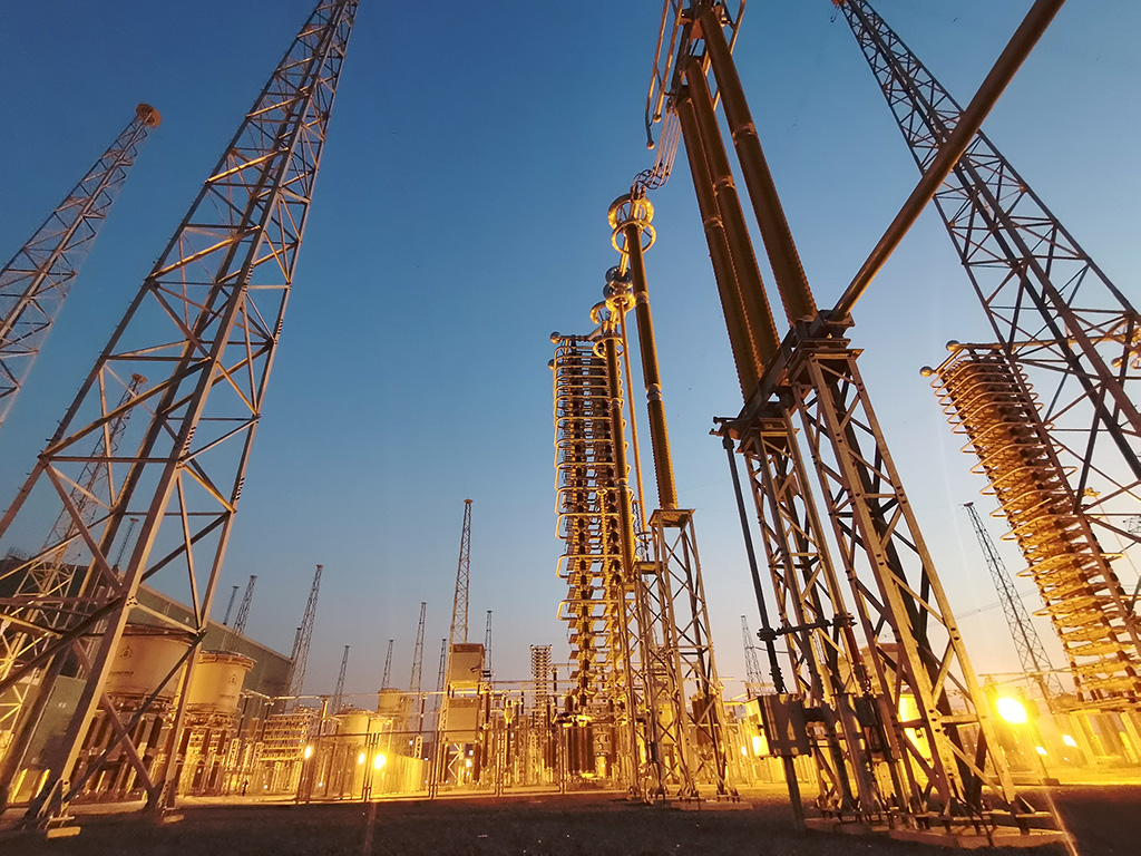 ±660kV巴基斯坦默蒂亞里-拉合爾（默拉）直流輸電項目拉合換流站夜景。（國家電網(wǎng)供圖）