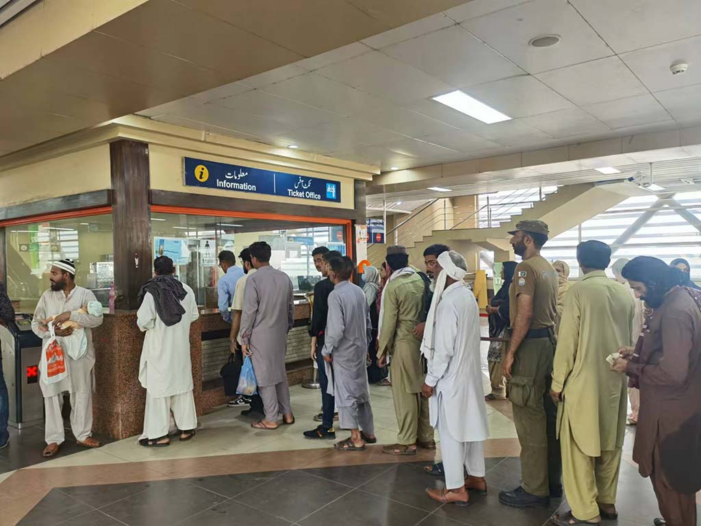 當(dāng)?shù)孛癖娫诶蠣柍染€地鐵里排隊(duì)購票。（人民網(wǎng)記者 石晶攝）