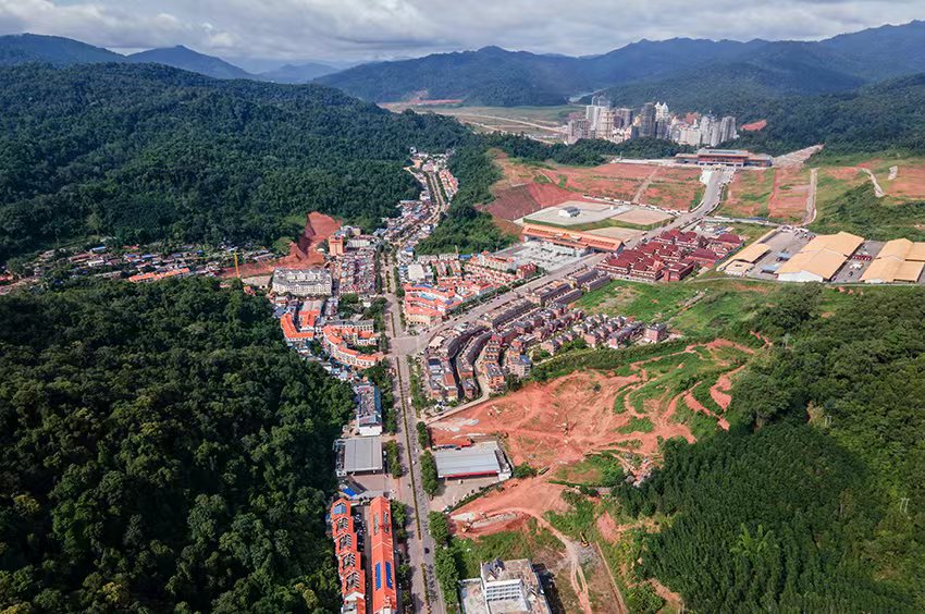 磨憨口岸俯瞰，右前方高層白色建筑群為老撾境內(nèi)。人民網(wǎng)記者 符皓攝