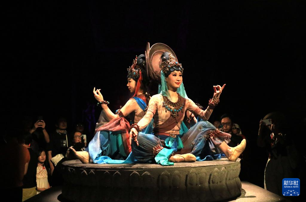 8月5日晚，游客在甘肅省敦煌市觀看大型洞窟式沉浸體驗劇《樂動敦煌》。 新華社發(fā)（張曉亮 攝）