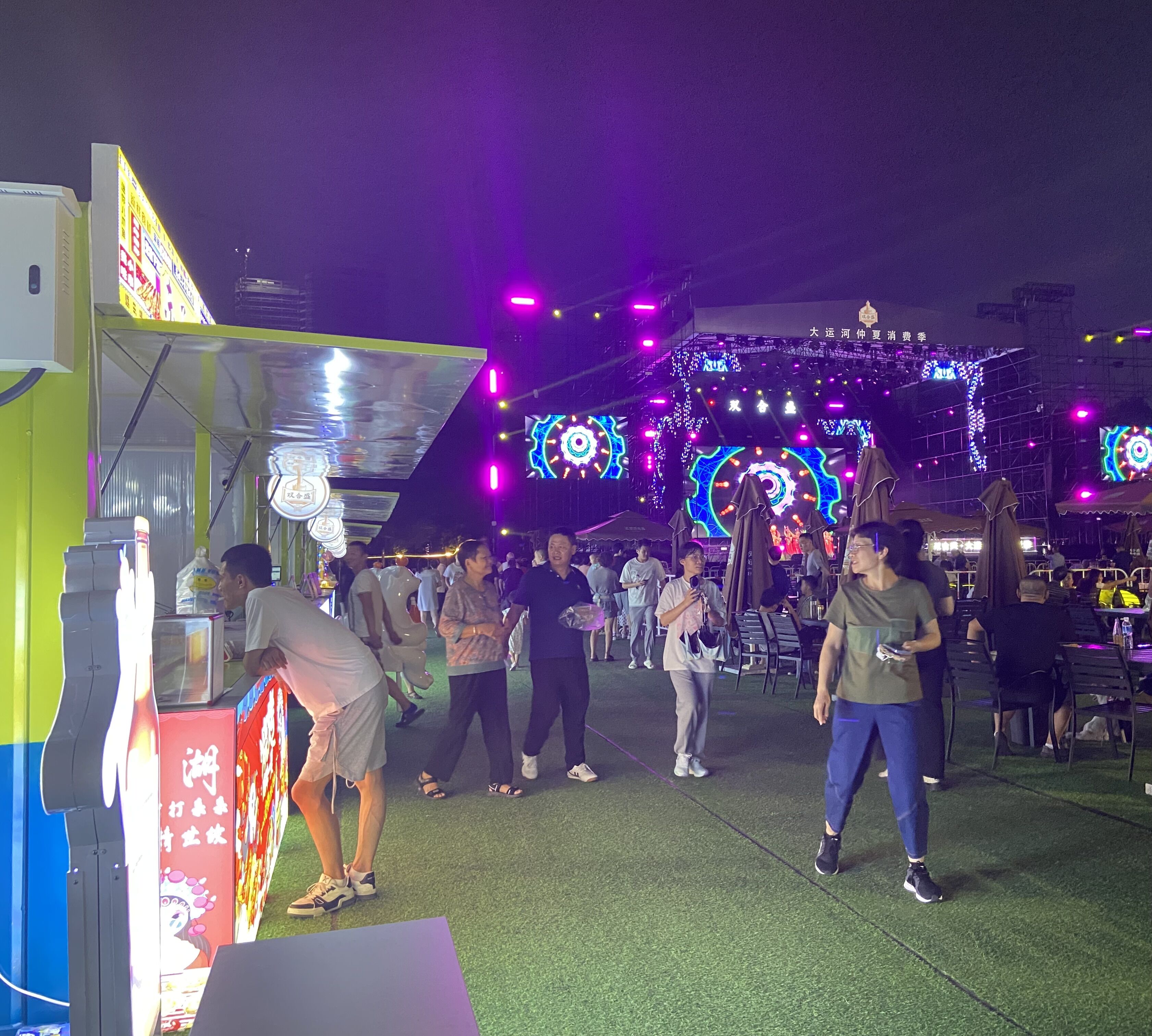 8月16日，游客在大運(yùn)河仲夏消費(fèi)季現(xiàn)場觀看演出、品嘗美食。人民網(wǎng) 馮春昉攝