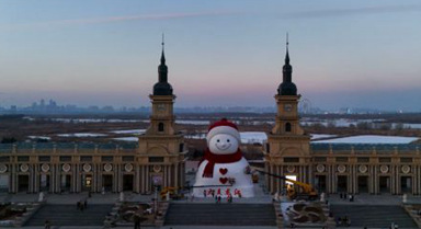 “冰城”大雪人亮相